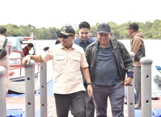 Wabup Bengkalis Serahkan Bantuan Speedboat Ambulance pada Warga Desa Tasik Serai