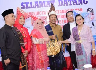 Wabup Bagus Santoso dan Istri Terima Gelar Kehormatan Marga Batak