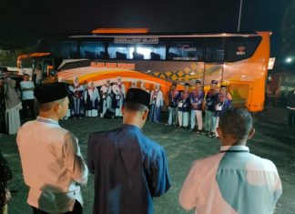 Bupati Kasmarni Lepas 21 Jamaah Calon Haji Kloter 15 Menuju Embarkasi Batam