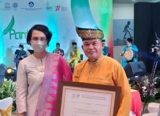 Pengakuan Internasional untuk Tokoh Budaya Melayu: H. Saparillis Terima Penghargaan Pemantun Nusantara