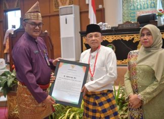 Gubernur Riau Anugerahkan Penghargaan Kepada Tokoh Pejuang Asal Bengkalis