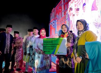 Buka MTQ Pinggir, Bupati Kasmarni Serahkan Kartu BPJS Ketenagakerjaan untuk Pekerja Rentan