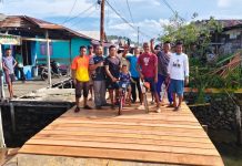 Anggota DPRD Mustamin Bantu Perbaiki Jembatan Pelantar Bugis, Warga Ucapkan Terima Kasih