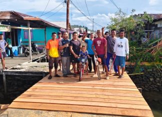 Anggota DPRD Mustamin Bantu Perbaiki Jembatan Pelantar Bugis, Warga Ucapkan Terima Kasih