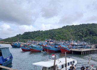 Belasan Kapal Pukat Mayang Berlabuh di Antang Anambas Karena Cuaca Buruk
