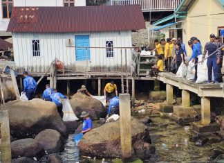 Polres Anambas dan Warga Bersihkan Pesisir Desa Sri Tanjung, Jalankan Amanat Presiden