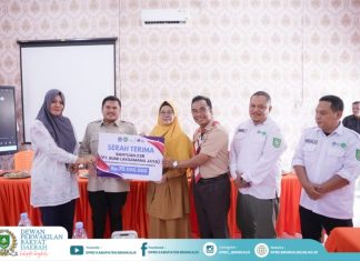 Ketua DPRD Serahkan Bantuan CSR untuk SMA Negeri 9 Mandau