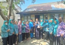 Sambangi Rumah Warga, Bupati Anambas dan TP PKK Bagikan Sembako di Tarempa