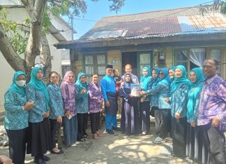 Sambangi Rumah Warga, Bupati Anambas dan TP PKK Bagikan Sembako di Tarempa