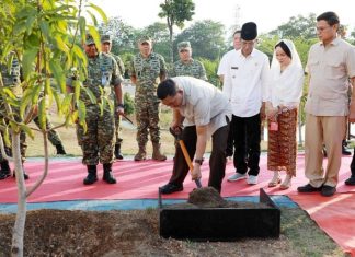 Menhan Sjafrie Sjamsoeddin Resmikan Masjid dan Tanam Pohon di Batam