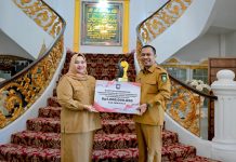 Bupati Kasmarni Terima Penghargaan, Bengkalis Terbukti Sukses Tekan Angka Kemiskinan