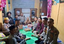 Malam Penuh Haru di Tarempa, Polisi dan Wartawan Datangi Pasangan Lansia Tak Berdaya