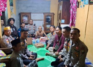 Malam Penuh Haru di Tarempa, Polisi dan Wartawan Datangi Pasangan Lansia Tak Berdaya
