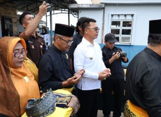Bupati Aneng Sambut Hangat Kakanwil Imigrasi Kepri di Pelabuhan Sri Siantan