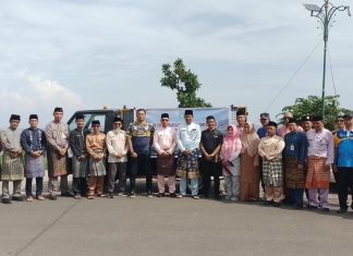 Bupati Aneng Serahkan Mobil Operasional Sampah untuk Tarempa Barat, Warga Diminta Jaga Kebersihan