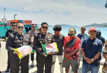 HUT Bhayangkara ke-80, Polsek Siantan Salurkan Bantuan Beras untuk Buruh Pelabuhan Tarempa
