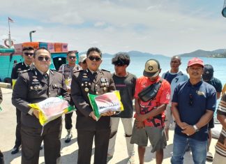 HUT Bhayangkara ke-80, Polsek Siantan Salurkan Bantuan Beras untuk Buruh Pelabuhan Tarempa