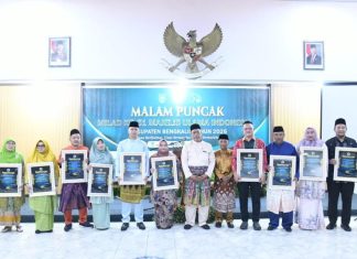 Bupati Kasmarni Terima Penghargaan MUI Atas Komitmen Kemaslahatan Umat