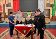 Tandatangani Naskah Hibah, Bupati Kasmarni Perkuat Dukungan Kepada Polres Bengkalis