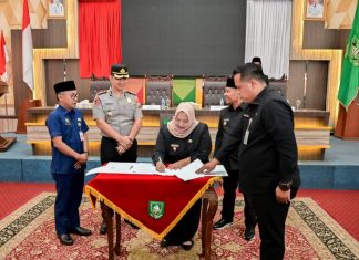 Tandatangani Naskah Hibah, Bupati Kasmarni Perkuat Dukungan Kepada Polres Bengkalis