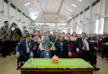 Terima Ulos di Festival Koor AMA, Bupati Kasmarni Serukan: Bangun Daerah dengan Semangat Marsipature Hutanabe