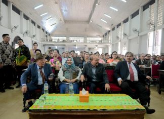 Terima Ulos di Festival Koor AMA, Bupati Kasmarni Serukan: Bangun Daerah dengan Semangat Marsipature Hutanabe