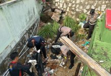 Kapolsek Siantan dan KOMBE-PANTAS Ajak Warga Jaga Kebersihan Pantai Tarempa Anambas
