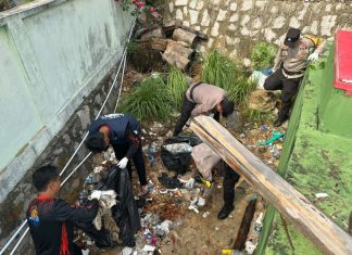 Kapolsek Siantan dan KOMBE-PANTAS Ajak Warga Jaga Kebersihan Pantai Tarempa Anambas