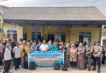 Bupati Aneng dan Kades Surianto Salurkan Bantuan Presiden ke Warga Desa Tarempa Selatan
